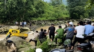Resgate bem-sucedido de veículo preso em enchente em Lao Cai.