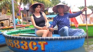 អ្នកទេសចរស្រីរូបនេះមានការភ្ញាក់ផ្អើលចំពោះចលនាដើរតួរបស់អ្នកបើកបរទូកកន្ត្រកនៅក្នុងព្រៃដូង។