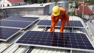 Vilka steg behöver folk vidta för att installera solenergi på taket för eget bruk?