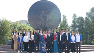 La delegación del periódico Nhan Dan depositó ofrendas florales en el monumento al presidente Ho Chi Minh en Moscú.