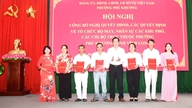 Phu Khuong Ward announces decision on neighborhood reorganization and consolidation of grassroots organizations.