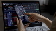 Last trading session of the month: VN-Index rises, foreign investors net sell trillions of dong.