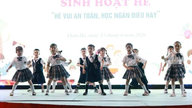 Quang Ninh menjaga kanak-kanak di kawasan yang kurang bernasib baik.