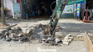 ហាណូយ៖ ចិញ្ចើមផ្លូវដែលទើបតែជួសជុលឡើងវិញ កំពុងត្រូវបានជីកកកាយឡើងវិញសម្រាប់សាងសង់បំពង់បង្ហូរទឹក។
