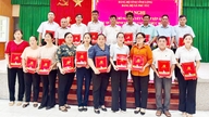 ตำบลฟู่ตึ๊กประกาศมติเกี่ยวกับการปรับโครงสร้างองค์กรและแต่งตั้งบุคลากรหลักในหมู่บ้านต่างๆ ภายในตำบล