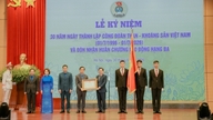 Kesatuan Pekerja Arang Batu dan Mineral Vietnam: Menerima Pingat Buruh Kelas Ketiga, memberi penghormatan kepada 90 pelombong cemerlang.