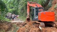 Åtgärda skador orsakade av kraftiga regn i Thuong Minh-kommunen.