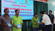 ກອງບັນຊາການກອງປ້ອງກັນຝັ່ງທະເລພາກ 2 ໄດ້ລົງຢ້ຽມຢາມຄອບຄົວຊາວປະມົງທີ່ໄດ້ຮັບຜົນກະທົບຈາກໄຟໄໝ້.