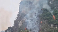 Incendio forestal en Ninh Binh provocado por un rayo.