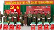 The An Giang Provincial Police presented gifts to security and order protection forces at the grassroots level and people in difficult circumstances.