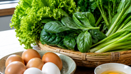 Após os 60 anos, você deve manter esses 4 alimentos facilmente acessíveis em sua geladeira.