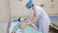 腹痛に1週間苦しみながらも医療機関を受診しなかった若い男性が、腸の一部が破裂した状態で入院した。
