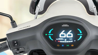 Más barata incluso que la Vision, la scooter de 125 cc de Honda, con un precio de 30,8 millones de VND, cuenta con un diseño retro y características comparables a las del SH Mode.