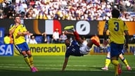 Michael Olise brilhou intensamente com um número recorde de assistências na goleada da França sobre a Suécia por 3 a 0.