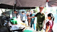 Kepolisian di komune Lap Thach menjaga perdamaian dan ketertiban di tingkat lokal.