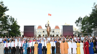 Delegasi kepimpinan Bandar Raya Ho Chi Minh meletakkan kalungan bunga sebagai memperingati Presiden Ho Chi Minh.