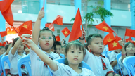 Ho Chi Minh Şehri, belirlenen bir programa göre ücretsiz ders kitapları sağlayacak ve tüm öğrencilerin öğrenim yeri garantisi verilecektir.