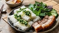 لماذا يُطلق عليه اسم "بان هوي" (كعكة نودلز الأرز)؟