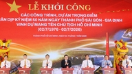 Cidade de Ho Chi Minh: Cerimônia de lançamento da pedra fundamental para 8 projetos importantes em comemoração ao 50º aniversário da cidade que leva o nome do presidente Ho Chi Minh.