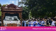 Stovky lékařů a zdravotnického personálu se na ulici Hong Bang loučily s profesorem Nguyen Dinh Hoiem.