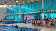 Cerimônia de abertura de uma aula de natação gratuita para quase 100 crianças no bairro de Viet Hung.