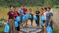 กลุ่มสตรีในเมืองเกาบ๋างจับมือช่วยเหลือผู้ประสบภัยน้ำท่วม