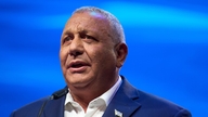 Il principale rivale di Netanyahu annuncia la sua candidatura e promette di aprire un "nuovo capitolo" per Israele.