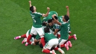 نتائج مباريات دور الـ32 من كأس العالم لكرة القدم: المكسيك 2-0 الإكوادور: المكسيك تكسر نحس كأس العالم الذي دام 40 عاماً، وتتأهل لمواجهة إنجلترا في دور الـ16.