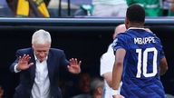 Trenér Deschamps se uklonil a dal tak Mbappemu najevo svůj obdiv.