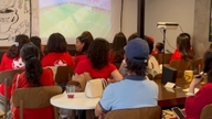 Una caffetteria funge da punto di incontro per la comunità vietnamita durante i Mondiali di calcio del 2026.
