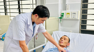 El Hospital General de Gia Lai coordinó urgentemente con múltiples especialidades para salvar a un paciente en estado crítico.