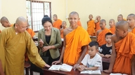 Comitetul guvernamental pentru afaceri religioase a vizitat și a oferit cadouri școlii intermediare budiste khmere Theravada din Kien Giang.