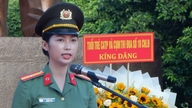 Upacara pengibaran bendera dengan slogan "Aku mencintai tanah airku" untuk memperingati ulang tahun ke-50 Kota Ho Chi Minh.