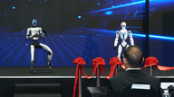 Robot hình người 'đổ bộ' triển lãm cơ khí ở TP.HCM