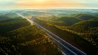 Remédier résolument aux lacunes, en construisant rapidement plus de 1 800 km d'autoroutes en 5 ans.
