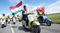 Lebih 25,000 skuter Vespa dari 67 buah negara berpusu-pusu ke Rom, Itali.