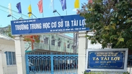ผู้อำนวยการโรงเรียนแห่งหนึ่งในเมืองกาเมาได้รับคำตักเตือนทางวินัยฐานประพฤติมิชอบด้านการบริหารจัดการและการดำเนินงาน