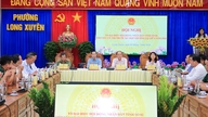 Representantes del Consejo Popular Provincial se reunieron con los votantes en los distritos electorales de Long Xuyen y Binh Duc.