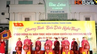 Pertunjukan seni untuk merayakan satu tahun beroperasinya sistem pemerintahan lokal dua tingkat di kelurahan Thanh Xuan.
