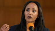 Een vrouwelijke politica uit Generatie Z verslaat een Amerikaans congreslid dat 15 termijnen lang de zetel bekleedde.