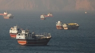 Iran «tester vannet» med USA i Hormuz, og åpner for muligheten for å kreve gebyrer for skip som passerer gjennom.
