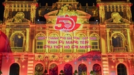 Des milliers de personnes ont été captivées par le spectacle de mapping 3D célébrant le 50e anniversaire de Hô Chi Minh-Ville.