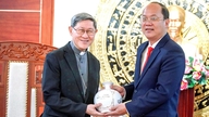 Cardinal Luis Antonio Gokim Tagle meets with Ca Mau leaders before the beatification ceremony of Father Truong Buu Diep