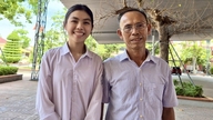 Ses parents travaillant loin de chez eux comme ouvriers d'usine, l'étudiante a appelé pour partager la bonne nouvelle : « J'ai obtenu la meilleure note à l'examen d'entrée. »
