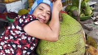 Una jaca gigante que pesaba 53 kg: cuando la abrieron, todos en el mercado se sorprendieron.