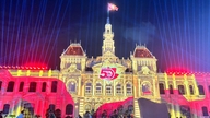 호치민시 50주년을 맞아 3D 맵핑 기술이 시의 하늘을 환하게 밝히고 있습니다.