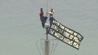 O casal russo subiu ao topo do Empire State Building em Nova York e fez o sinal de paz.