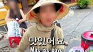 หญิงขายชาคนหนึ่งในเมืองฮอยอันพูดได้ถึงห้าภาษา สร้างความชื่นชมให้แก่ผู้คนมากมาย