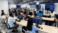 Gli studenti della Van Lang University acquisiscono le competenze necessarie per padroneggiare l'intelligenza artificiale nelle loro carriere.