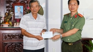 Memberikan hadiah kepada keluarga yang berhak mendapat layanan istimewa dan keluarga yang mempunyai perkhidmatan cemerlang dalam pasukan Keselamatan Rakyat di wilayah An Giang.